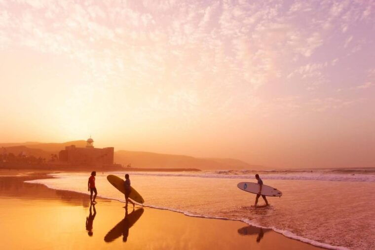 surf-lessons-in-las-canteras-beach