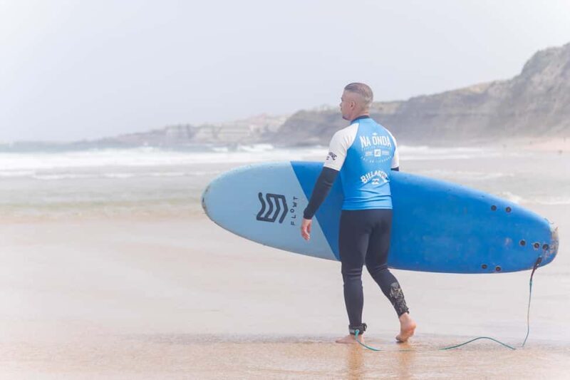 Surfboard rental + wetsuit + 1 surf lesson - Key Points