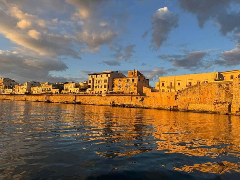 Syracuse: Boat Trip with Lunch, Wine, and Swimming Stops - Food, Drinks, and Atmosphere