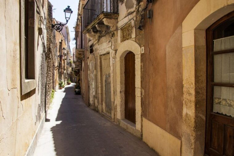 syracuse-ortigia-guided-walking-tour-cannolo-tasting