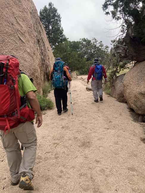 Taif: Al-Makhadah Valley Hiking Tour with Snacks - Sunset Views and Photo Opportunities