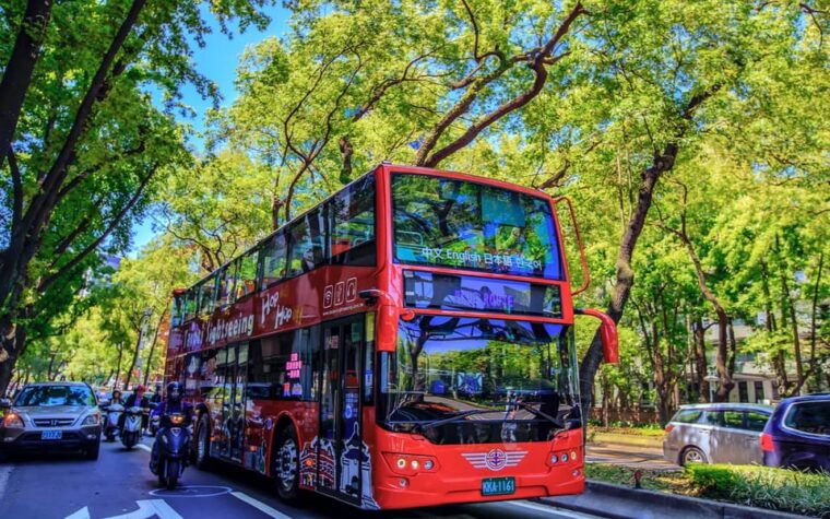 taipei-hop-on-hop-off-sightseeing-bus-with-audio-guide