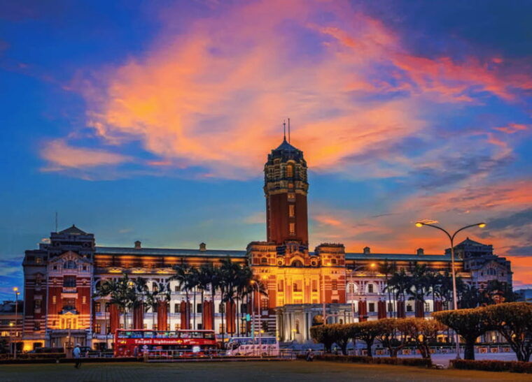 taipei-hop-on-hop-off-sightseeing-bus-with-audio-guide