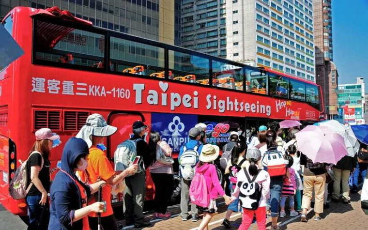 taipei-hop-on-hop-off-sightseeing-bus-with-audio-guide