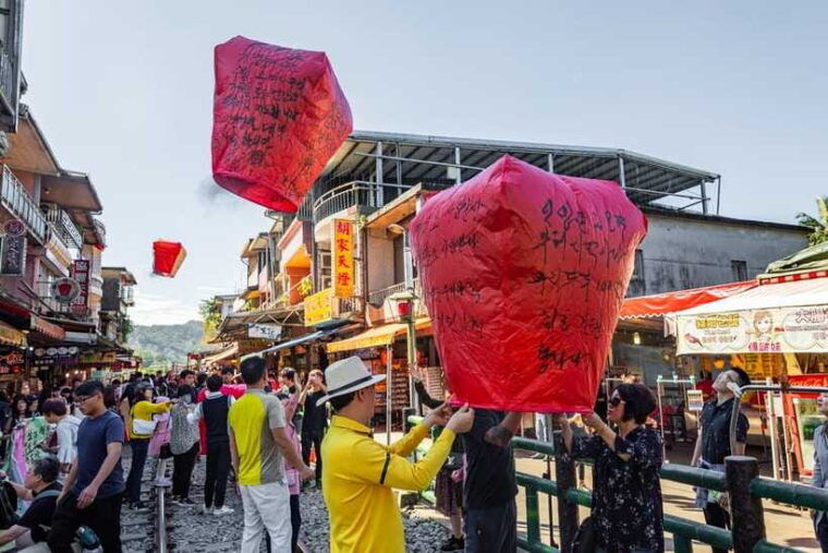 taipei-jiufen-night-view-and-shifen-day-tour
