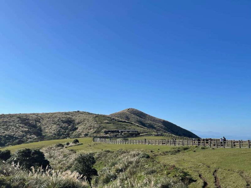 taipei-yanmingshan-walking-tour-qingtiangang-grassland