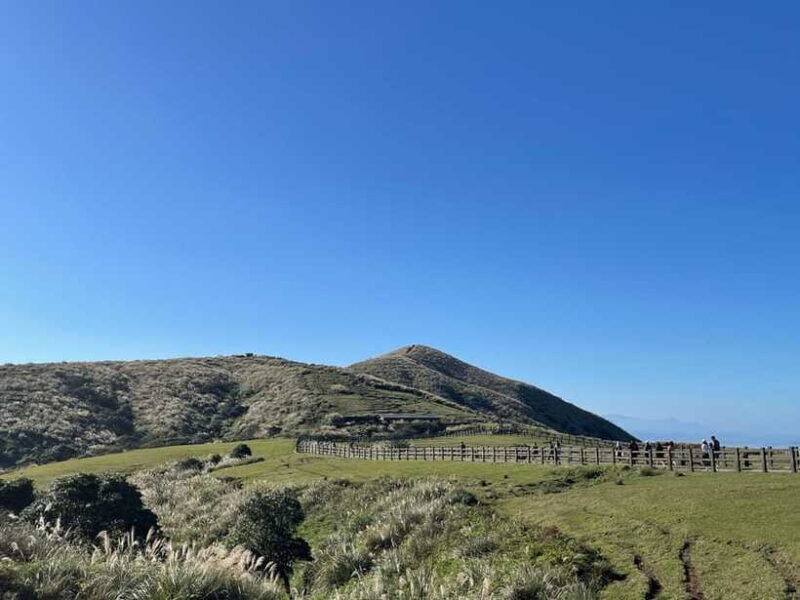 taipei-yanmingshan-walking-tour-qingtiangang-grassland