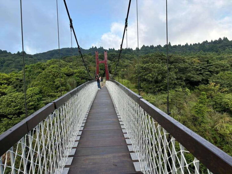 taipei-yanmingshan-walking-tour-qingtiangang-grassland