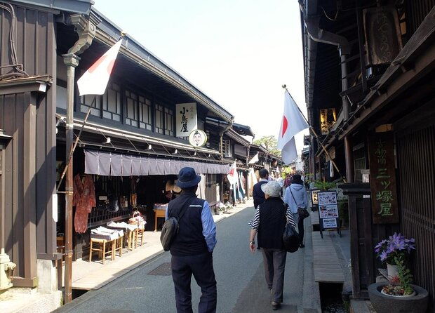 takayama-night-tour-with-local-meal-and-drinks-2