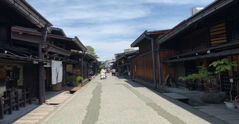 takayama-old-town-guided-walking-tour-45min