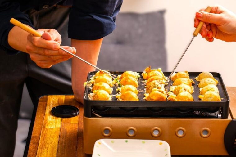 takoyaki-cooking-experience-in-kabukicho-shinjuku