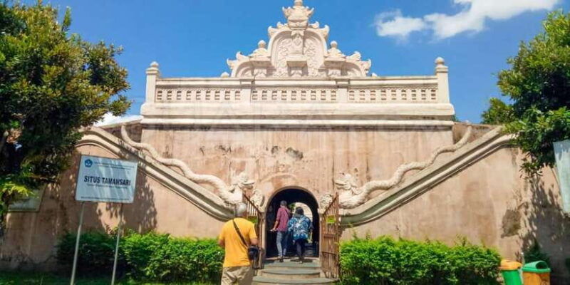 taman-sari-water-castle-sultan-palace-local-food-tasting