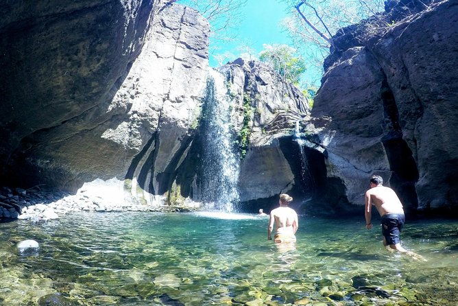 tamanique-waterfalls-cliffjumping-rockclimbing-hiking-and-swimming