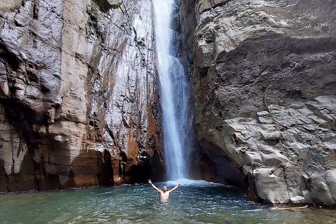 tamanique-waterfalls-complex-trek-el-tunco-beach