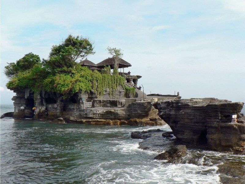 tanah-lot-lovely-sunset-taman-ayun-temple-private-tour