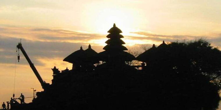 tanah-lot-lovely-sunset-taman-ayun-temple-private-tour