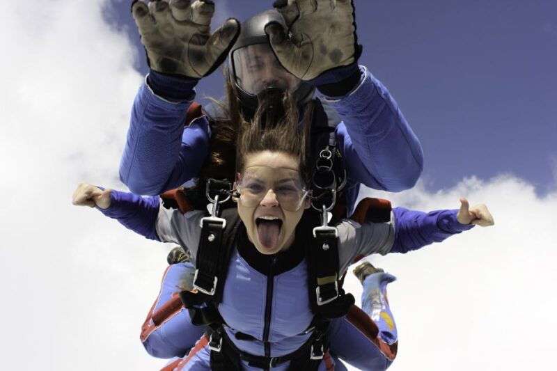 tandem-skydiving-adventure-in-prague-2