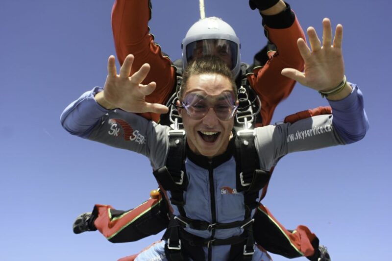 tandem-skydiving-adventure-in-prague-2