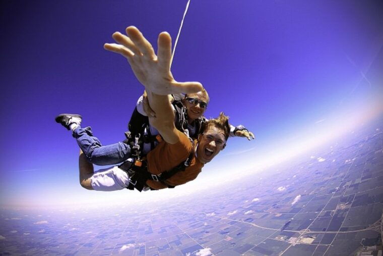 tandem-skydiving-adventure-in-prague-2