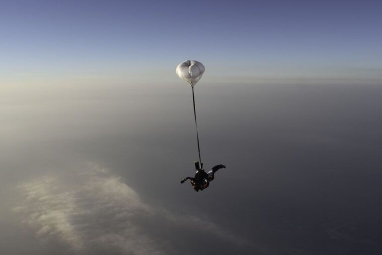 tandem-skydiving-adventure-in-prague-2