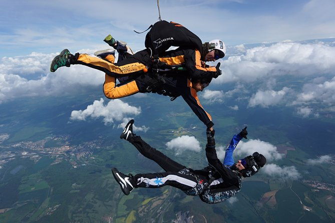 tandem-skydiving-adventure-in-prague