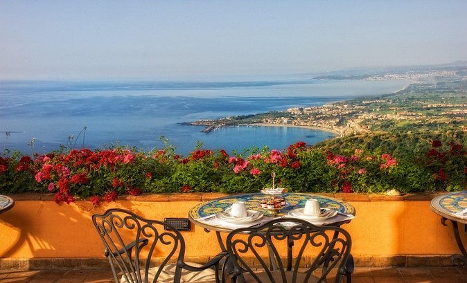 taormina-and-castelmola-private-and-guided-tour-with-arancino-2