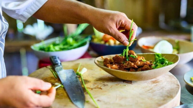 Taste of Bangkok: Michelin Guide Streetfood Small Group Tour - The Food and Cultural Experience