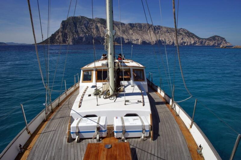 tavolara-tour-with-15-meters-vintage-sailboat-with-aperitif
