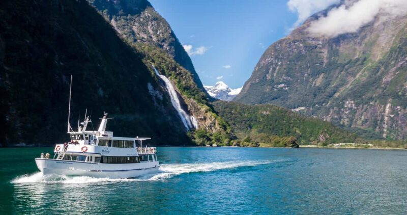 Te Anau to Queenstown inc Milford Sound Tour, Cruise & Lunch - Key Points