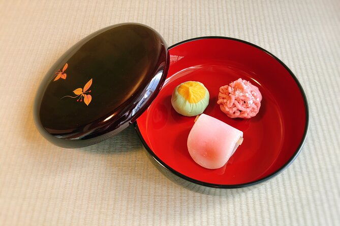 tea-ceremony-and-calligraphy-experiences-in-osaka