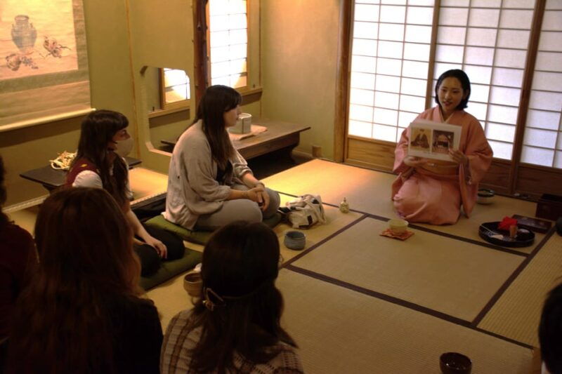 tea-ceremony-at-a-cafe-with-120-years-of-history