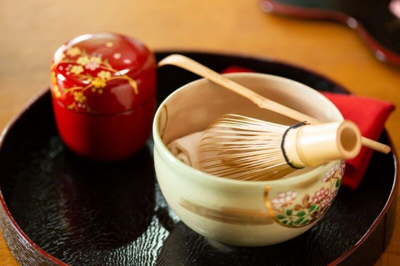 tea-ceremony-experience-with-simple-kimono-in-okinawa-2
