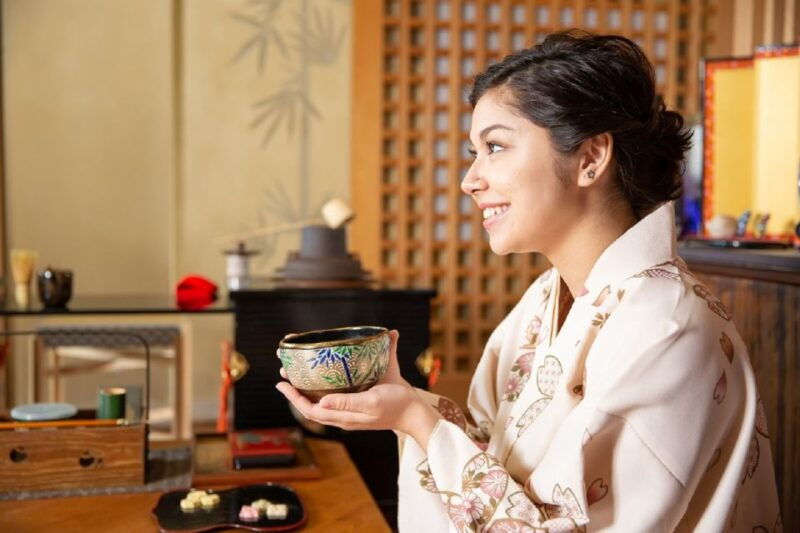 tea-ceremony-experience-with-simple-kimono-in-okinawa-2