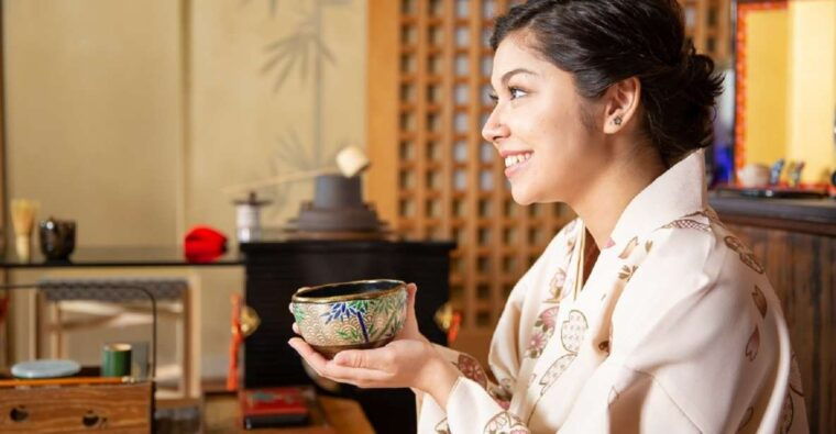 tea-ceremony-experience-with-simple-kimono-in-okinawa-2