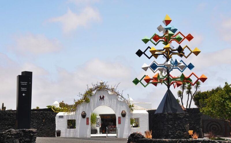 teguise-market-and-cesar-manrique-foundation-tour