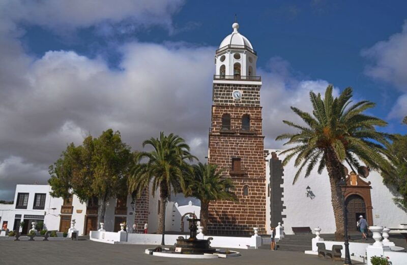 teguise-market-and-cesar-manrique-foundation-tour