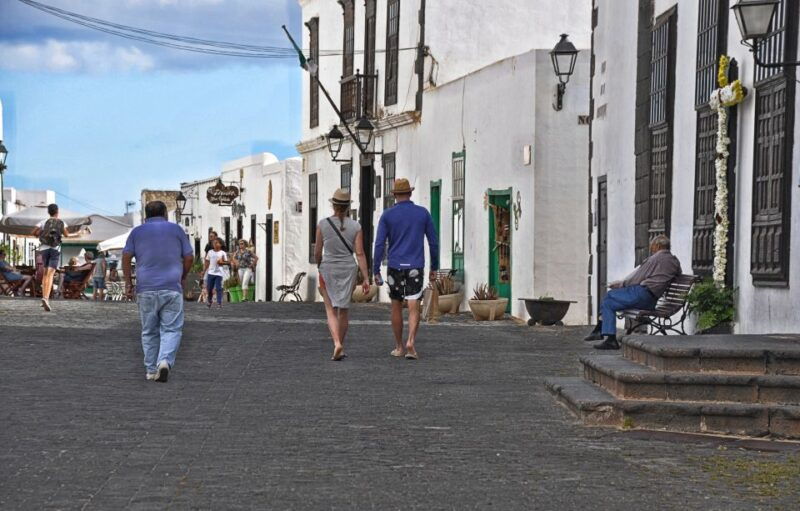 teguise-market-and-cesar-manrique-foundation-tour