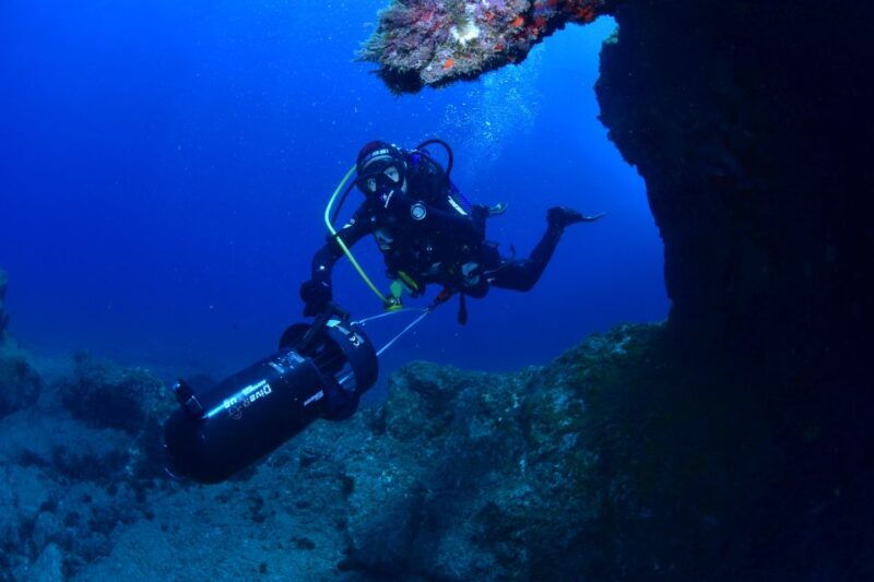 tenerife-diving-w-underwater-scooter-dpv