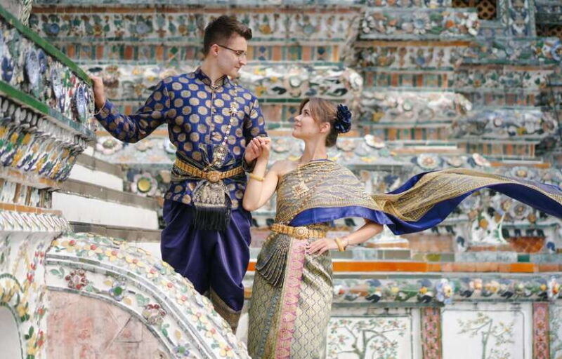 thai-costume-photographer-at-wat-arun-pho-in-bangkok