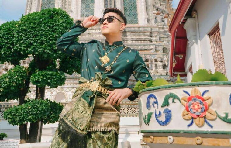 thai-costume-photographer-at-wat-arun-pho-in-bangkok