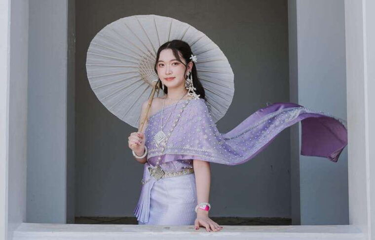 thai-costume-photographer-at-wat-arun-pho-in-bangkok