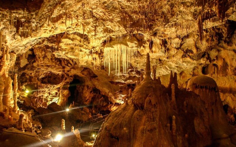 the-bears-cave-1-day-airconditioned-car-tour-from-oradea