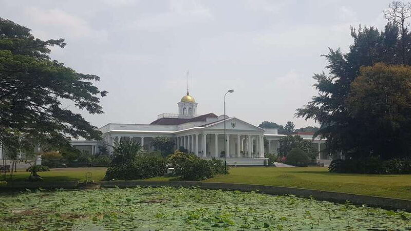 the-beautiful-garden-rice-terrace-and-waterfall-in-bogor