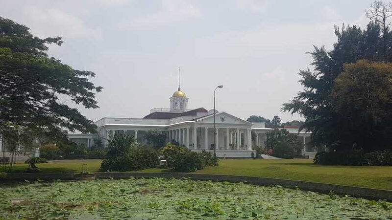 the-beautiful-garden-rice-terrace-and-waterfall-in-bogor