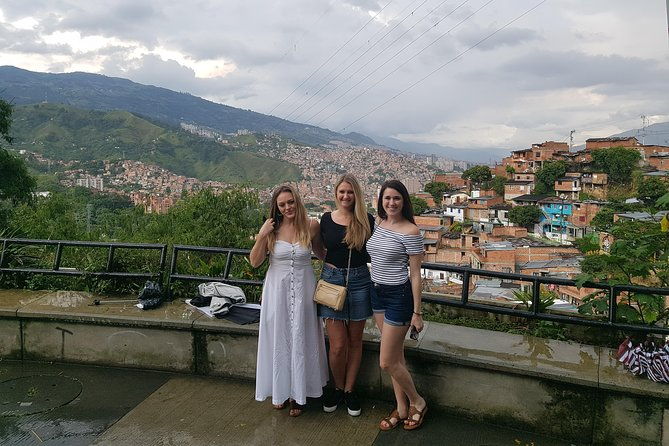 the-best-comuna-13-graffiti-tour-plaza-botero-and-cable-cars