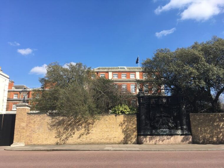 the-crown-walking-tour-of-london