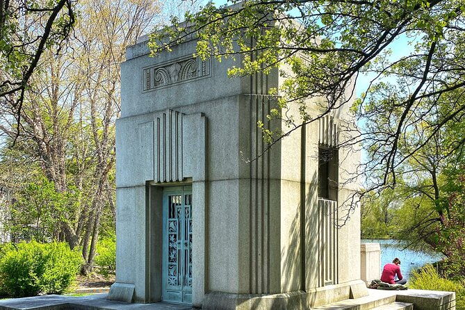 the-deep-pockets-of-graceland-cemetery-walking-tour