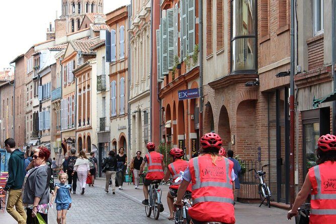 The essential of Toulouse by bike - The Guide and Group Experience