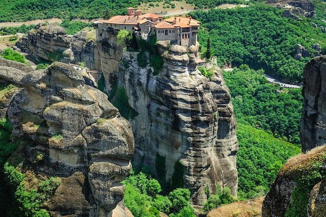 the-extraordinary-suspended-rocks-meteora-in-a-day-tour