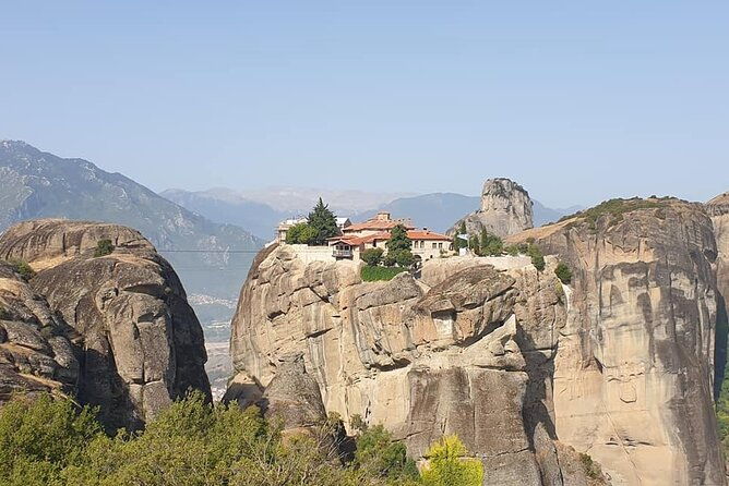 the-extraordinary-suspended-rocks-meteora-in-a-day-tour